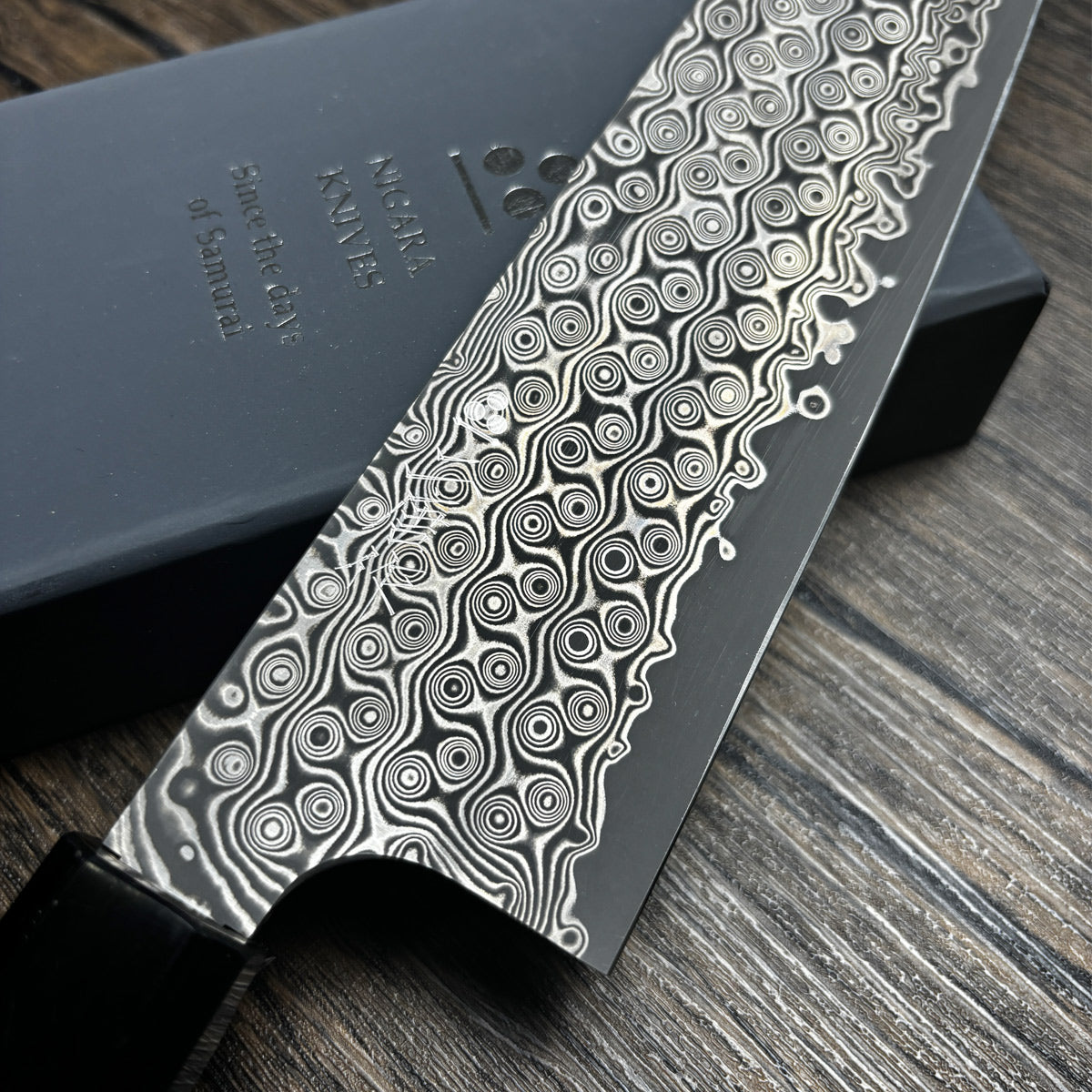 Japanese-origin Nigara  chef's knife, 240mm  Suitable for household use, it is a versatile knife for cutting vegetables and meat. Made of Damascus SG2 powdered steel, it is a multi-functional chef's knife, including a beef knife.